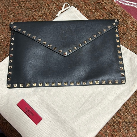 Valentino Garavani Handbags - Authentic Valentino Garavani  Rockstud Leather Clutch bag